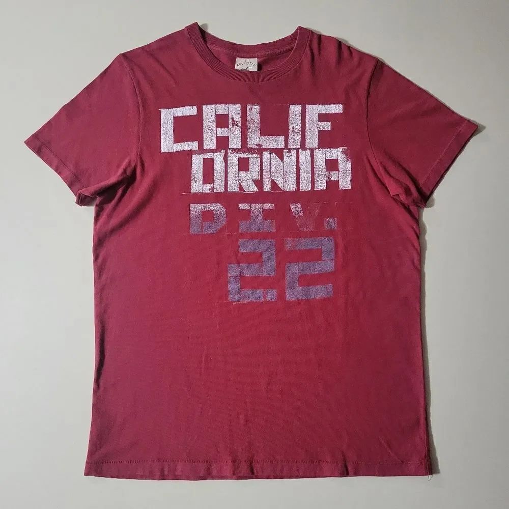 Hollister Men's Red Graphic Front Crewneck Short Sleeve Tee